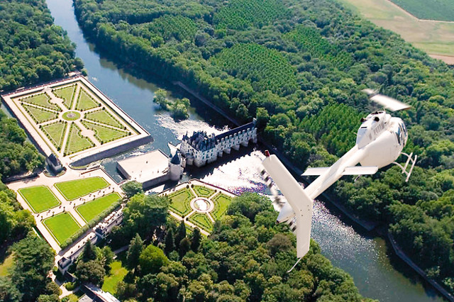 Coffret Cadeau Wonderbox Vol en hélicoptère au-dessus des châteaux de la Loire - idée, box et coffre