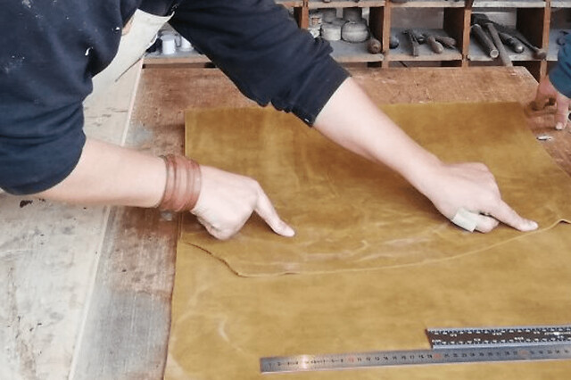 Atelier fabrication d'un tablier en cuir à Bergheim (68)