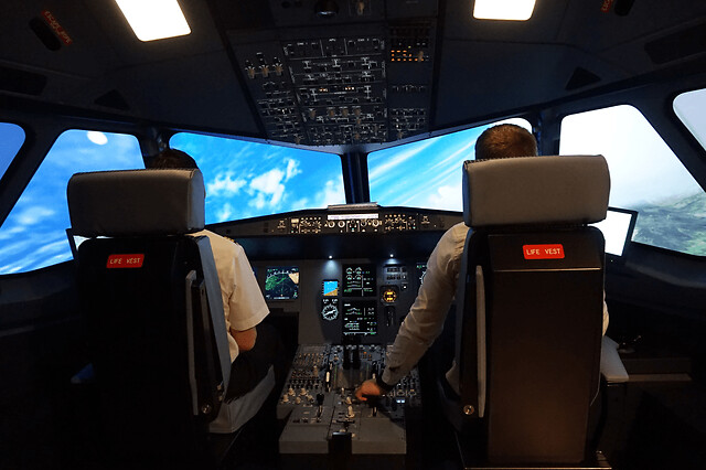 Simulateur de pilotage d'avion de ligne A320 à Paris - Full Expérience