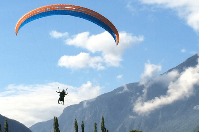 Vol en parapente dans le ciel de La Chambre (73)