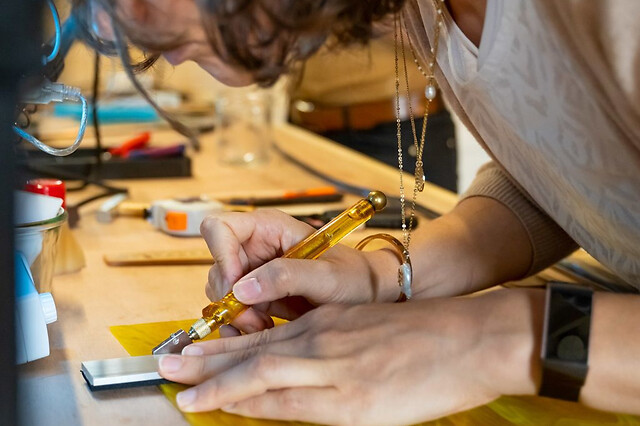 Atelier création d'un luminaire 70's en vitrail à Libourne (33)