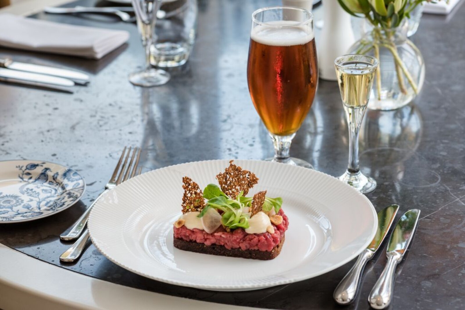 Go Dream KLASSISK SMØRREBRØD TIL FROKOST HOS FRU NIMB- Oplevelsesgaver GASTRONOMY - Fru Nimb er lig med klassisk dansk smørrebrød højt belagt med gode