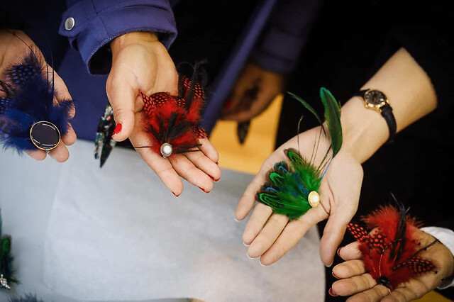 Atelier création d'une broche en plumes à Paris 5ème